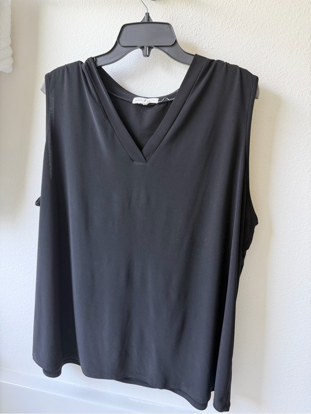 Women's Black V-Neck Sleeveless Top